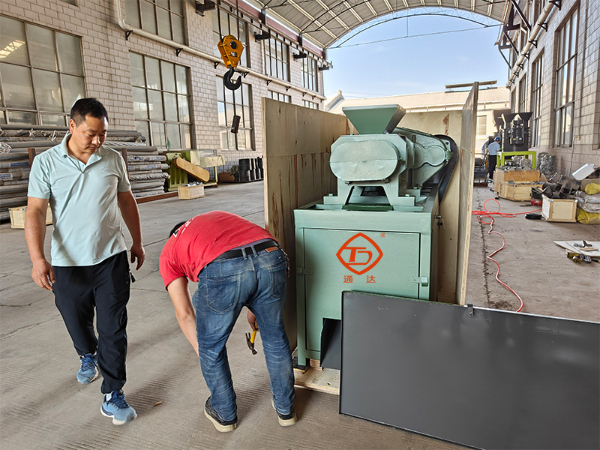 時產1.5噸對輥擠壓造粒機裝木箱發往烏克蘭